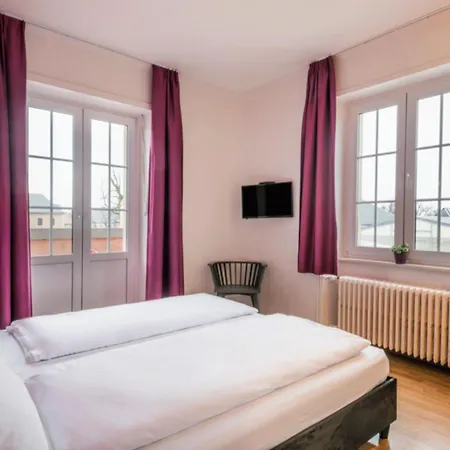 Hotel Trail-inn & 3*